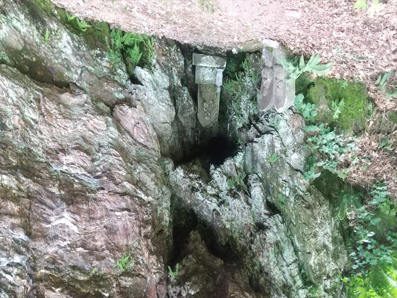 地蔵と 崖