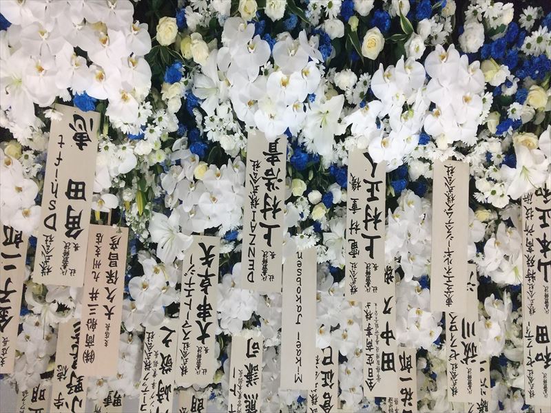 多くの供花